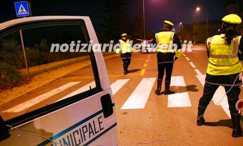 Ubriaco su un'auto con sole tre ruote a Torino, fermato dai vigili urbani.