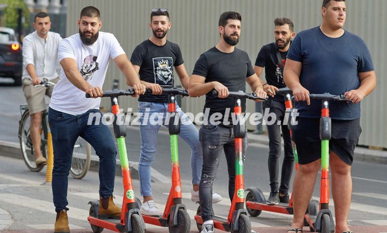 Torino furto in monopattino finisce in uno scontro con gruppo di pattinatori