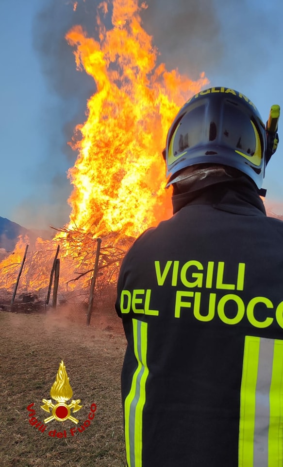 Incendio Giaveno in via Avigliana 11 febbraio 2022 fiamme alte 10 metri