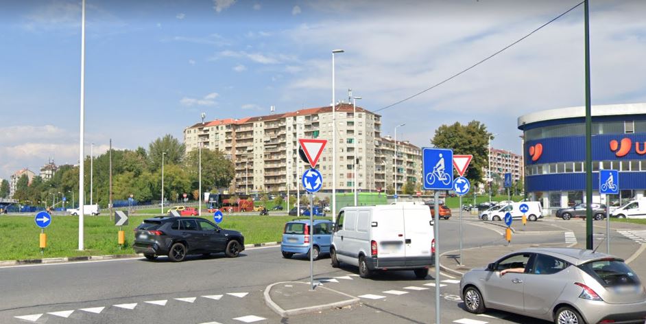 Incidente piazza Baldissera Torino oggi 8 marzo 2022: coinvolto ciclista