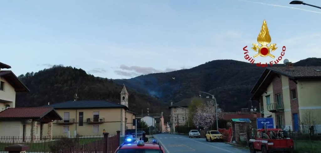 Incendio Cuneo oggi 9 aprile 2022 in fiamme la zona di Caraglio (2)