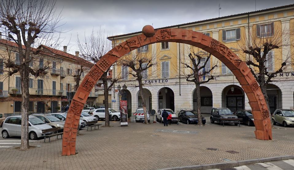 Incidente Castellamonte oggi 23 aprile 2022: danni all'Arco di Pomodoro