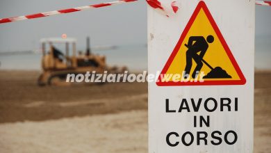 Incidente Rivalta urta il ponteggio per leggere il cartello dei lavori