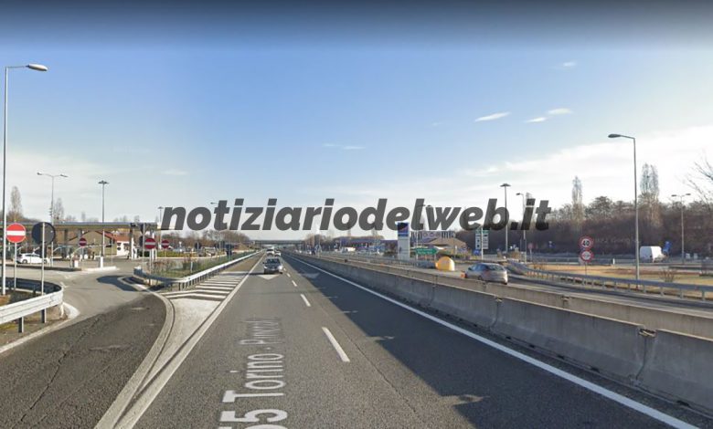 Incidente Tangenziale Torino-Pinerolo oggi 31 maggio 2022 auto in fiamme