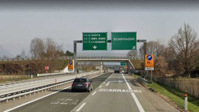 A5 Torino-Aosta: pedone "passeggia" con le buste della spesa