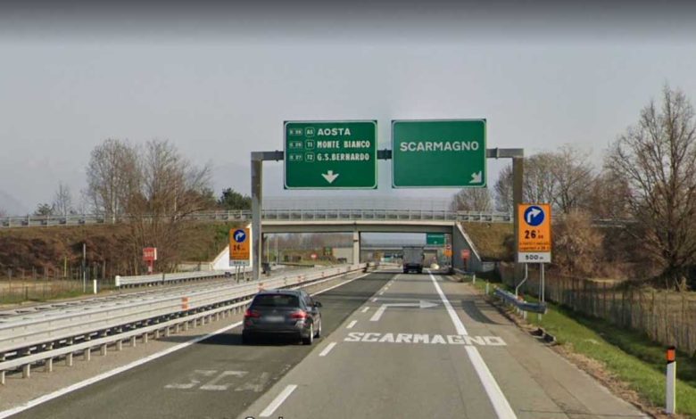 A5 Torino-Aosta: pedone "passeggia" con le buste della spesa