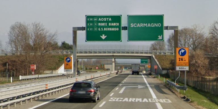 A5 Torino-Aosta: pedone "passeggia" con le buste della spesa