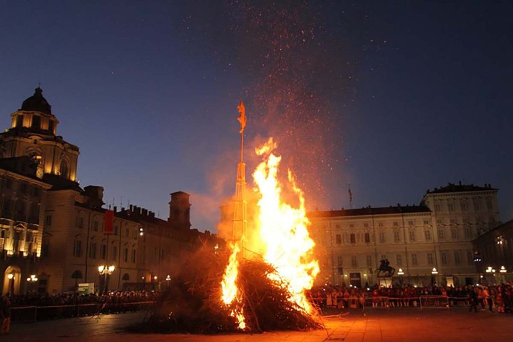 Festa di San Giovanni a Torino 2023 la magica storia dei Farò