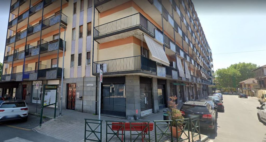 Suicidio Brandizzo: donna si getta da un balcone in Piazza della Stazione