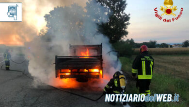 Incendio sulla A5 oggi 23 agosto 2022: furgone in fiamme ad Alice Castello