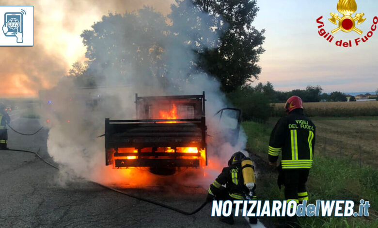 Incendio sulla A5 oggi 23 agosto 2022: furgone in fiamme ad Alice Castello