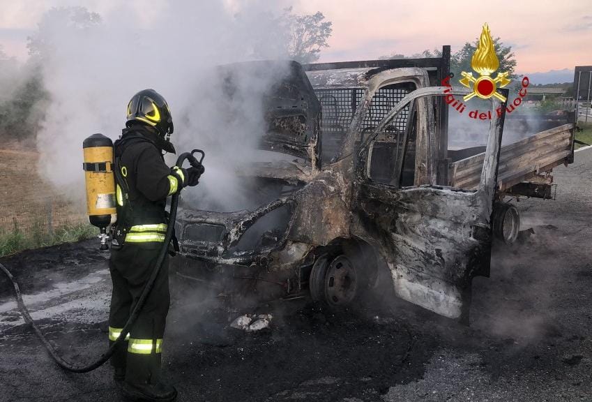 Incendio sulla A5 oggi 23 agosto 2022: furgone in fiamme ad Alice Castello