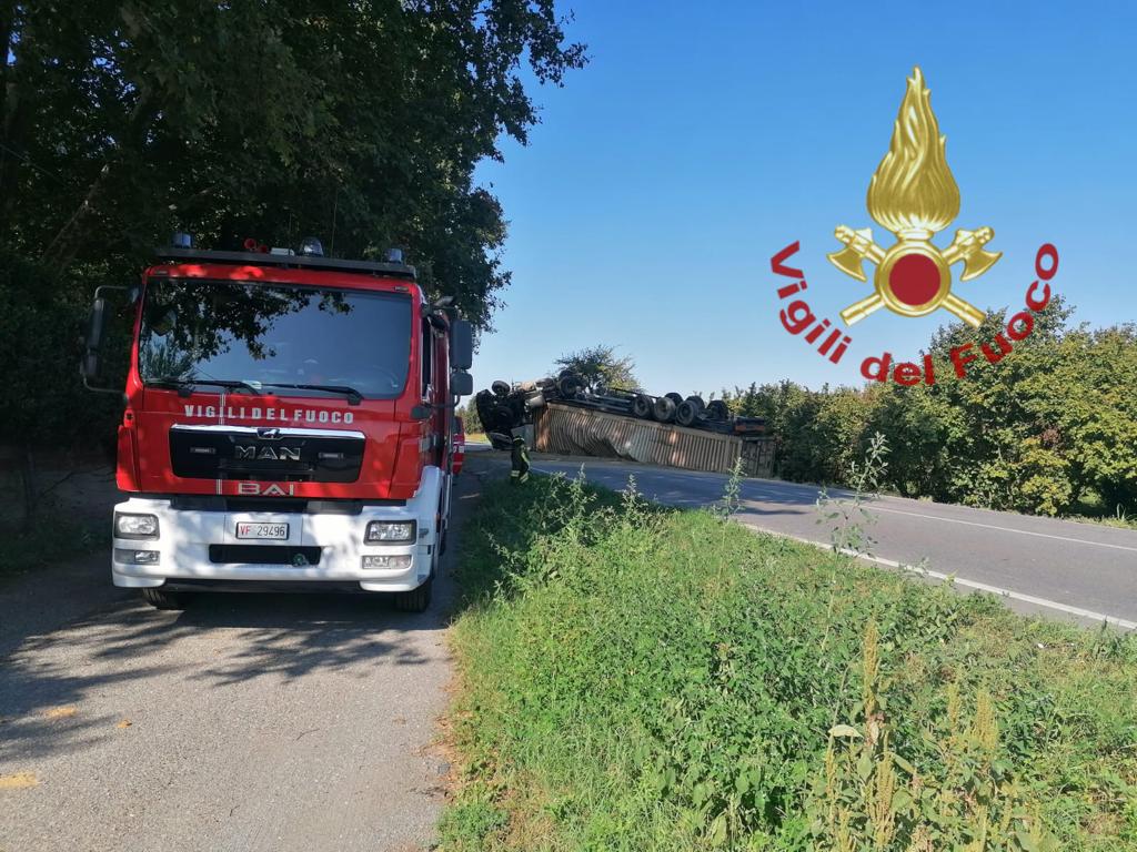 Incidente a Pollenzo oggi 22 agosto 2022: camion ribaltato