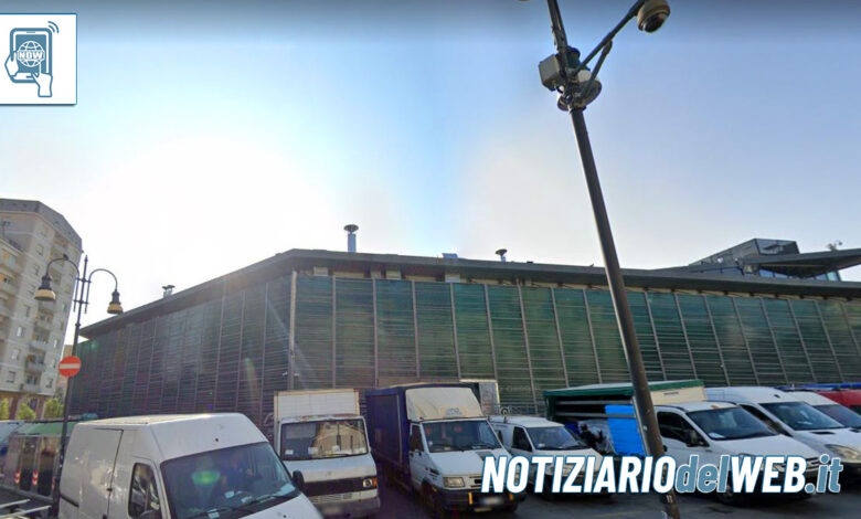 Torino africano minaccia i passanti nel mercato di Porta Palazzo