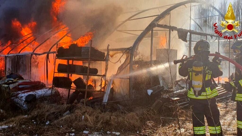 Incendio a Verbania oggi 11 febbraio 2023: fiamme in una serra