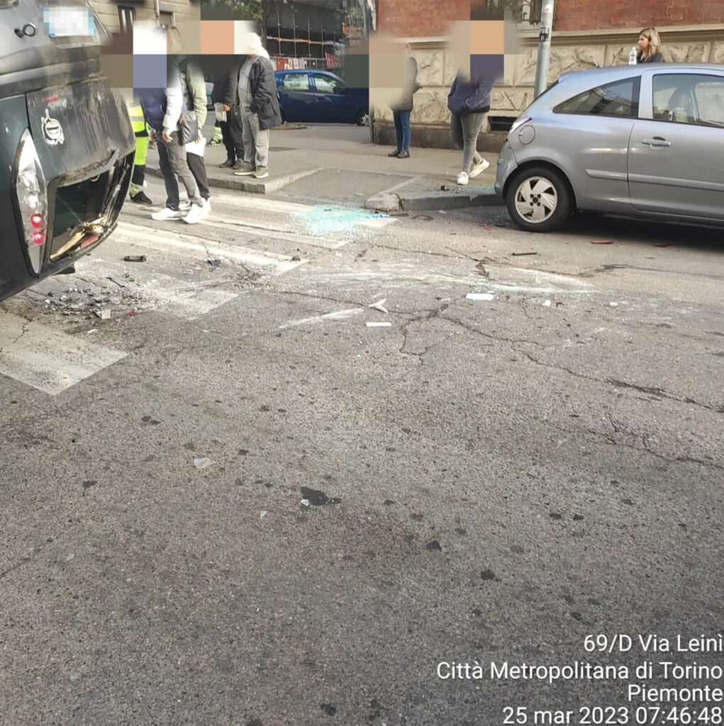 Incidente a Torino oggi 25 marzo 2023: scontro in via Leinì, auto ribaltata