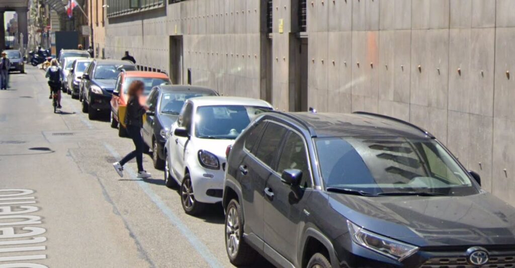 Torino, spacca i vetri delle auto parcheggiate sotto la Mole ripreso dalle telecamere (2)