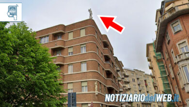 Casa Riva e la statua dell'uomo che sorveglia Torino