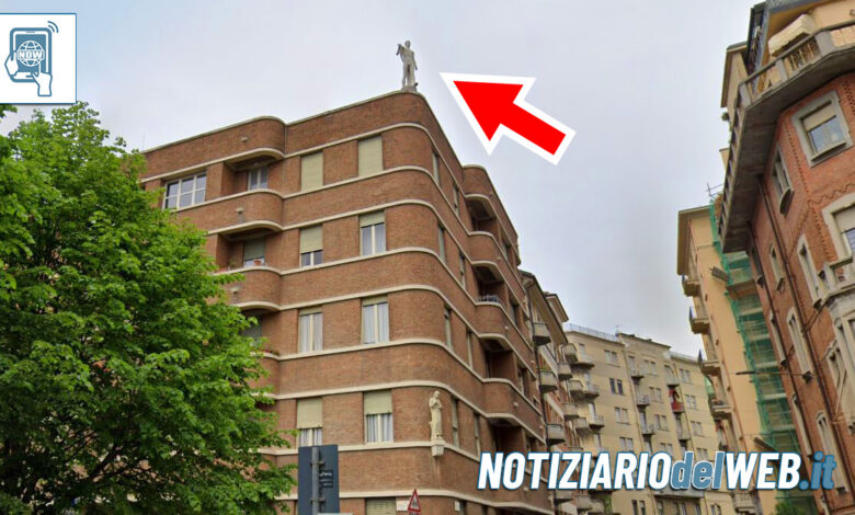 Casa Riva e la statua dell'uomo che sorveglia Torino