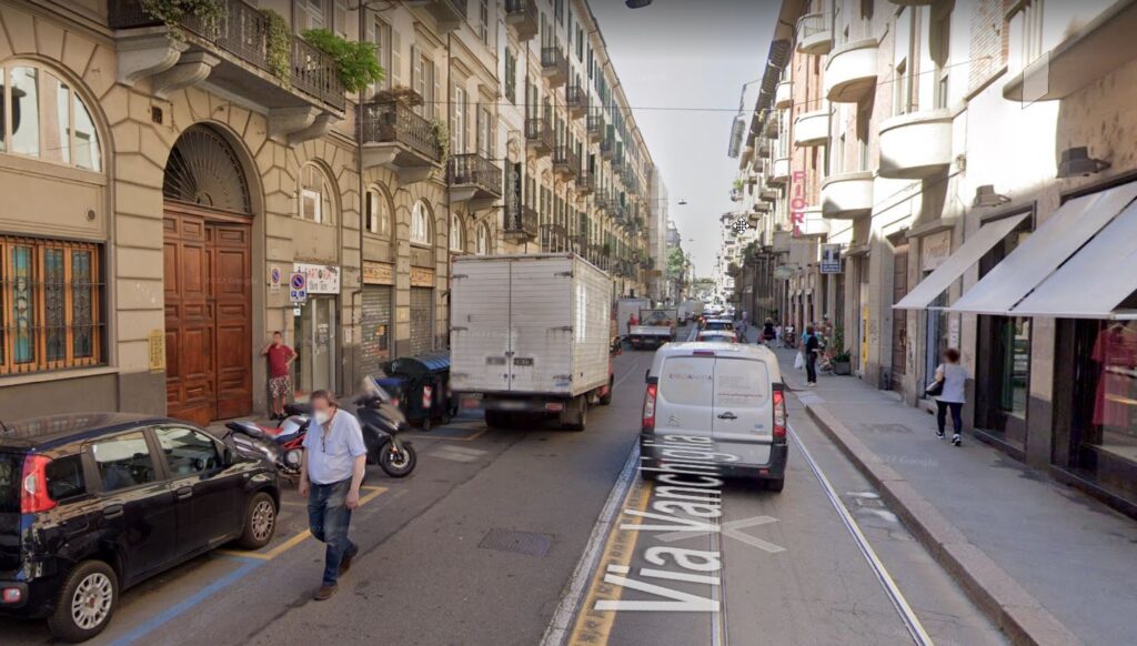 Incidente a Torino in via Vanchiglia 16 aprile 2023 scontro tra autobus e furgone