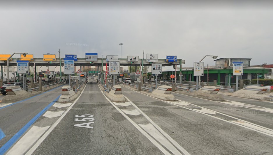 Incidente in Tangenziale a Torino Falchera oggi 7 giugno 2023 auto contro il pilastro del casello