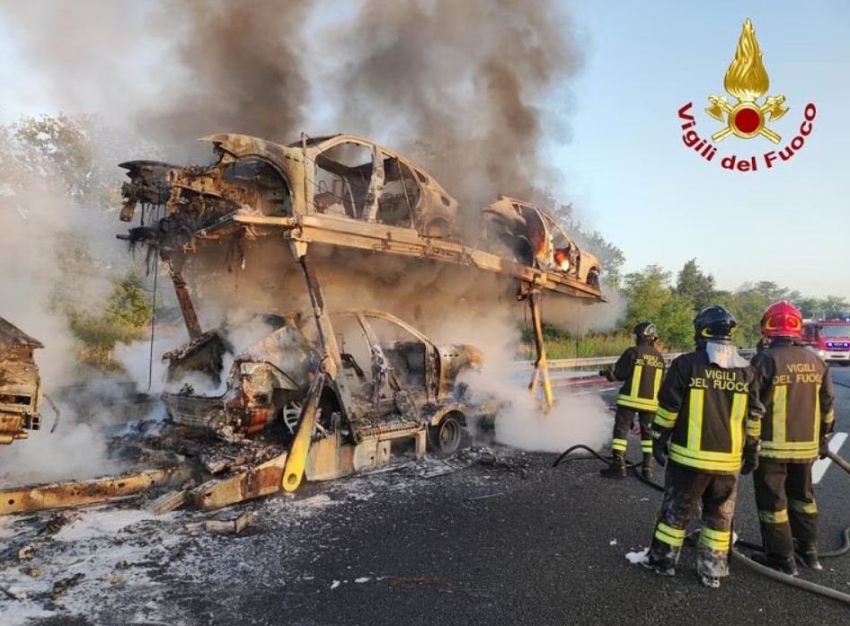 Incidente Torino-Savona oggi 7 settembre 2023 bisarca in fiamme