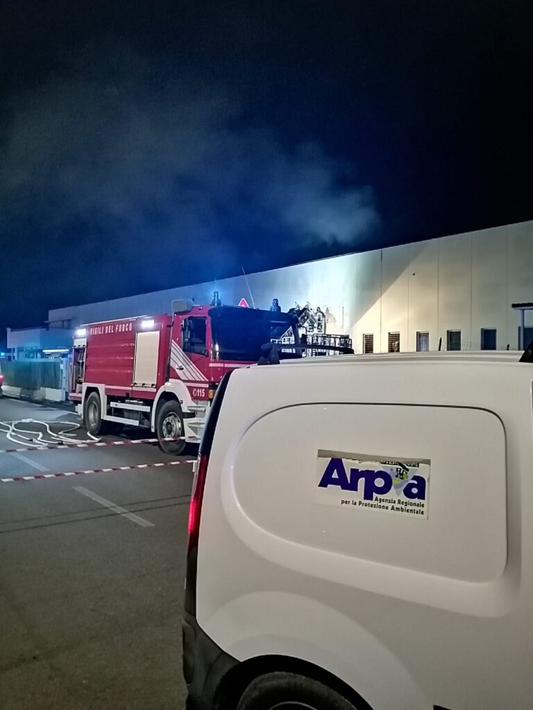 Incendio in un magazzino di Monticello d'Alba: le analisi dell'Arpa