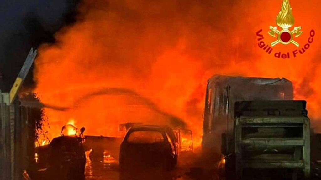 Incendio Rondissone oggi 13 ottobre 2023: automezzi in fiamme fuori da un capannone