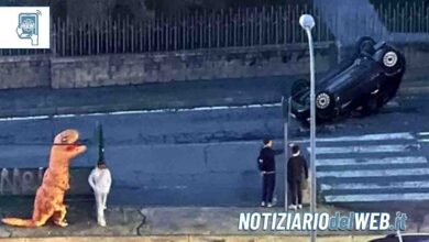 Incidente ad Alpignano auto ribaltata (ma che ci fa quel dinosauro)