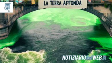 Torino attivisti di Extinction Rebellion colorano il Po di Verde