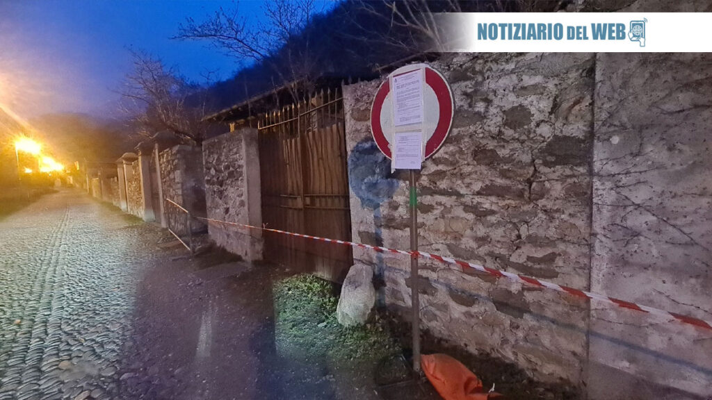 Un masso distrugge un balmetto a Borgofranco d'Ivrea. Ordinanza del sindaco per garantire la sicurezza.