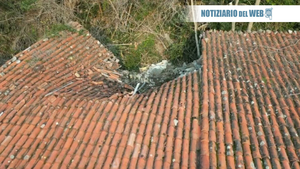 A Borgofranco d'Ivrea un masso si è staccato dalla montagna, sfondando il tetto di un balmetto. Area transennata in attesa del sopralluogo dei geologi.