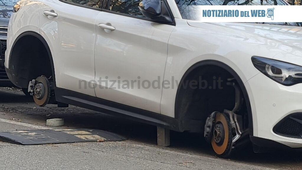 A Torino, in Piazza Chiaves, un’Alfa Romeo Stelvio è stata ritrovata senza ruote. Il furto di cerchioni diventa sempre più frequente in città.