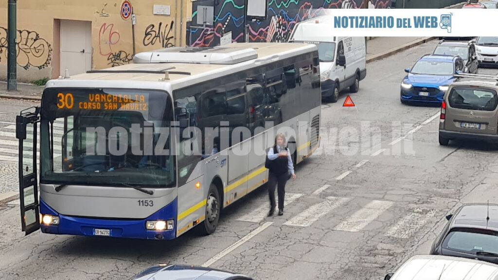 Bus GTT della linea 30 fermo in Corso Casale per un guasto tecnico. Traffico rallentato, passeggeri fatti scendere.