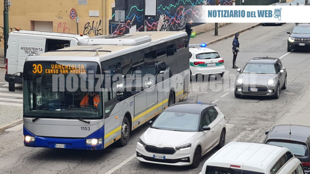 Bus GTT della linea 30 fermo in Corso Casale per un guasto tecnico. Traffico rallentato, passeggeri fatti scendere.